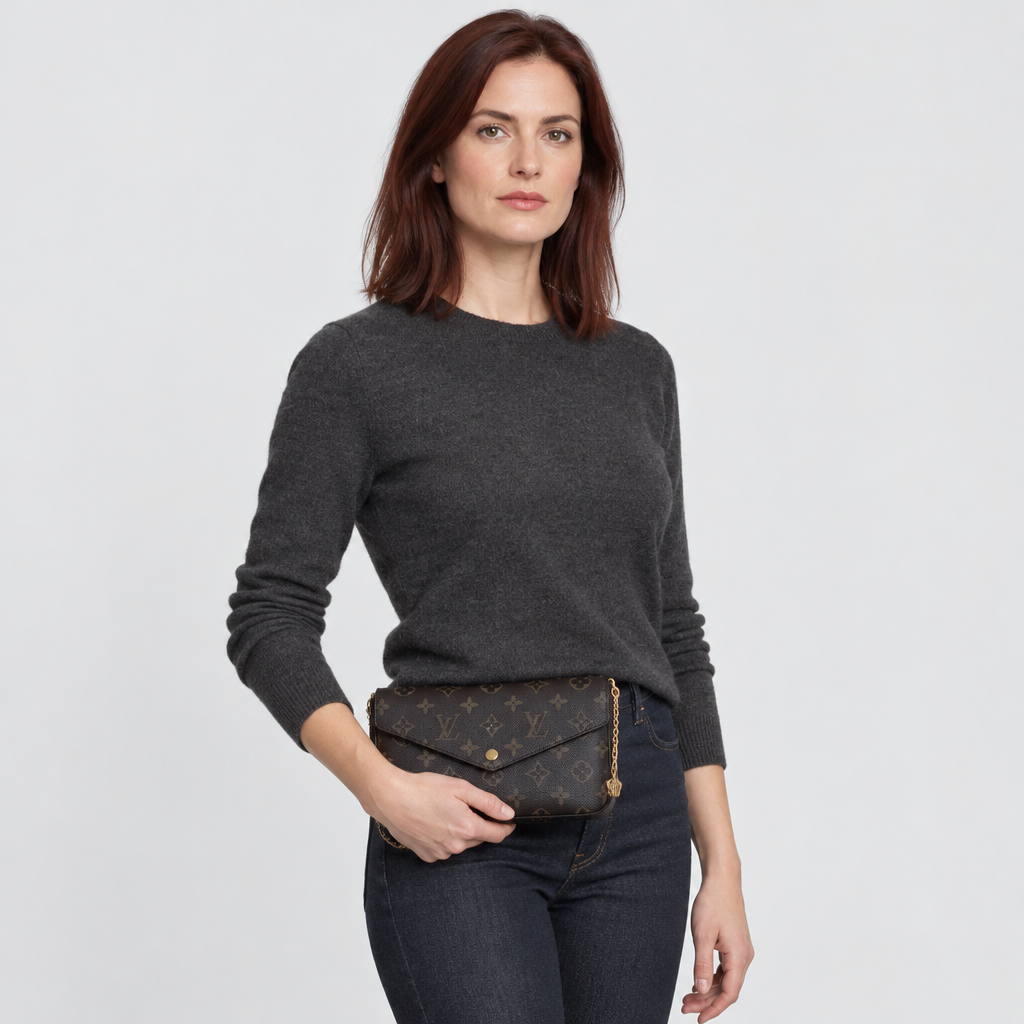 JT studio 2026-10-08 | Envelope Chain Strap Clutch | main-carried